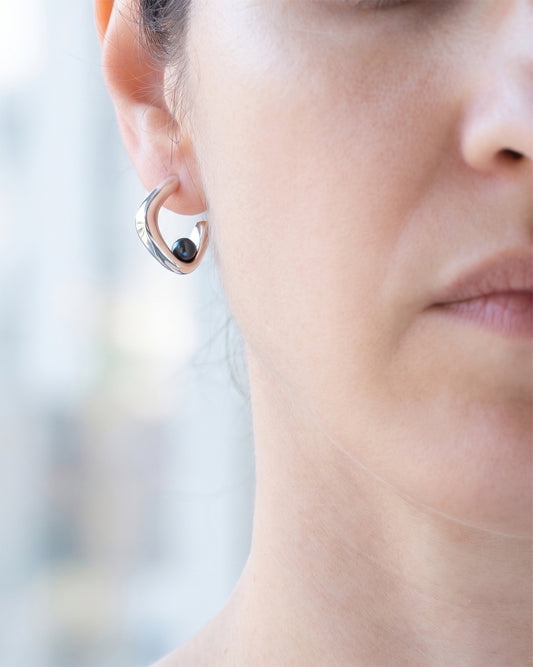 Aura earrings white gold sterling silver white black pearl