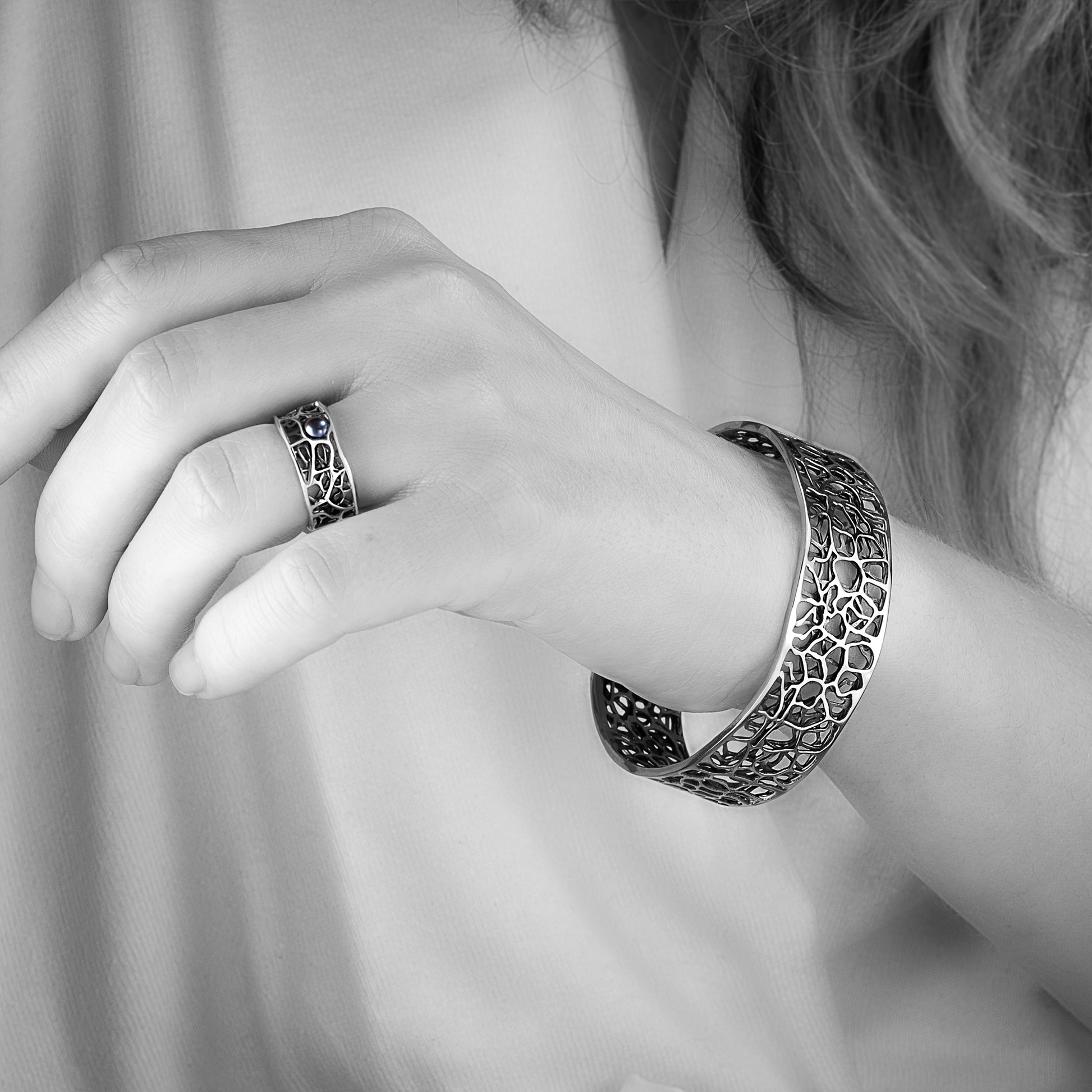 Mimesis bracelet 1. Materials: you can choose from Sterling silver, 14k or 18k gold (white, yellow or rose).